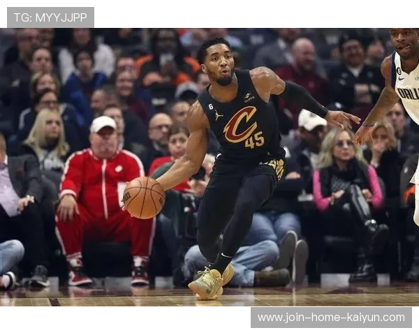 米切尔前场快速出手三分命中,骑士节奏飞起