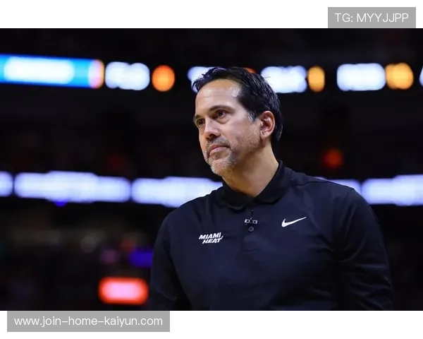 球星与教练深夜讨论阵型，拍到会议激烈讨论片段