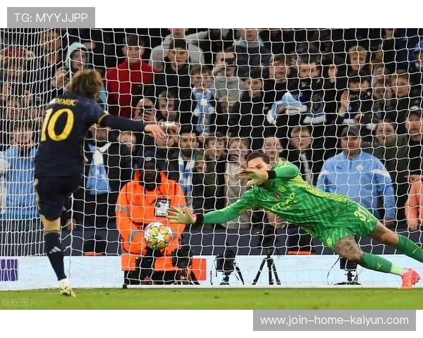 皇马二门卢宁训练中多次高质量封堵